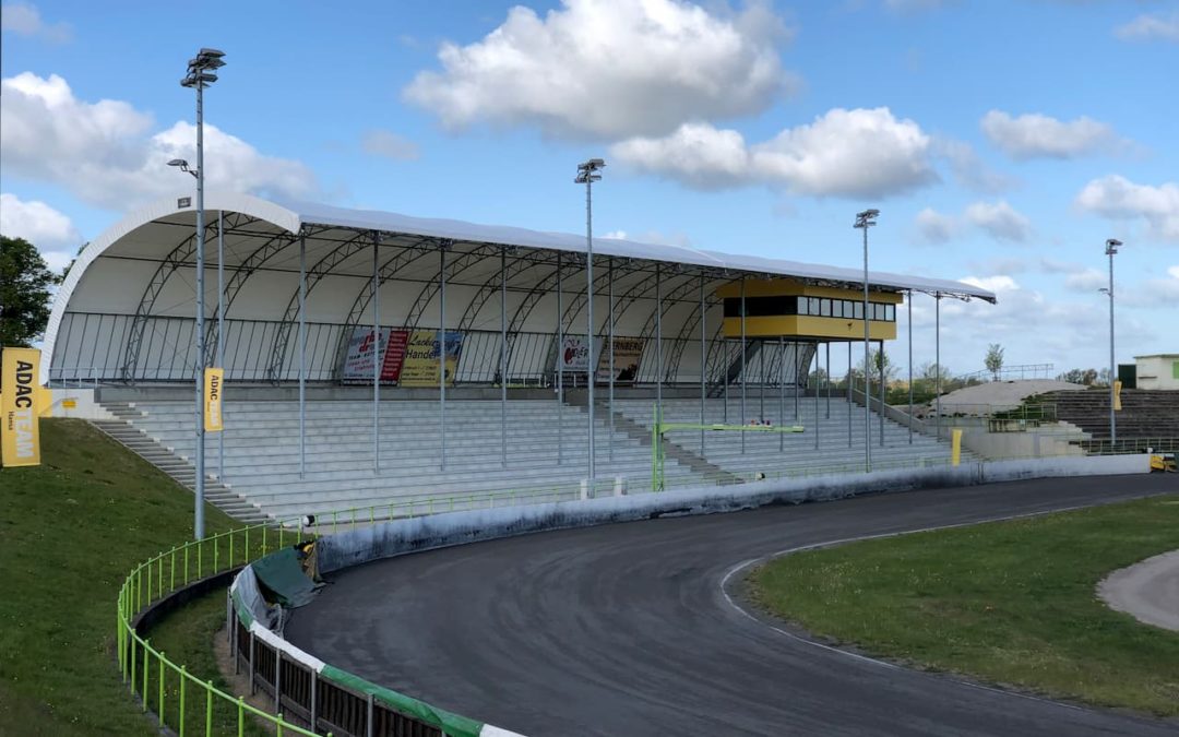 Tribünenüberdachung Speedway-Stadion